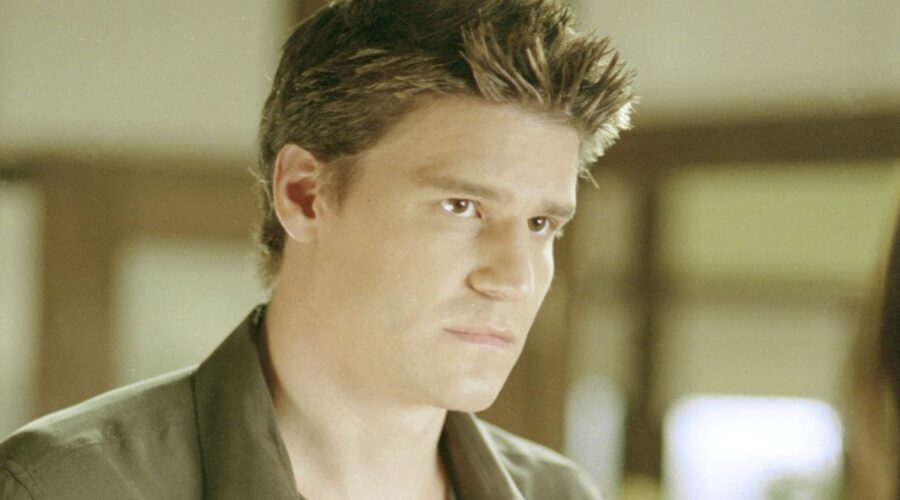 David Boreanaz in una scena di “Angel”. Credits: 20th Century Fox/Disney Plus.