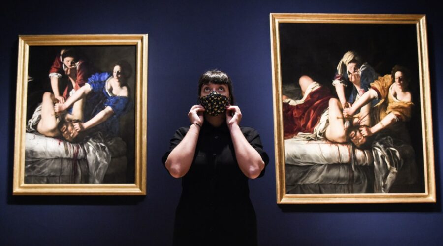 Artemisia Exhibition Al National Gallery Di Londra (Model Ellice Stevens posa con i dipinti). Credits: Eamonn M. McCormack/Getty Images