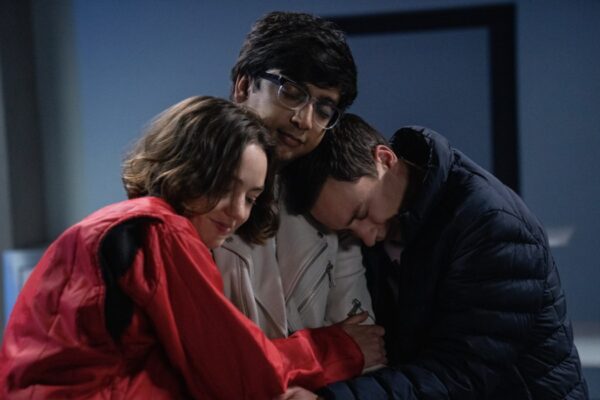 Da sinistra: Brigette Lundy-Paine (Casey Gardner), Nik Dodani (Zahid), e Keir Gilchrist (Sam Gardner). Credits: Greg Gayne/Netflix.