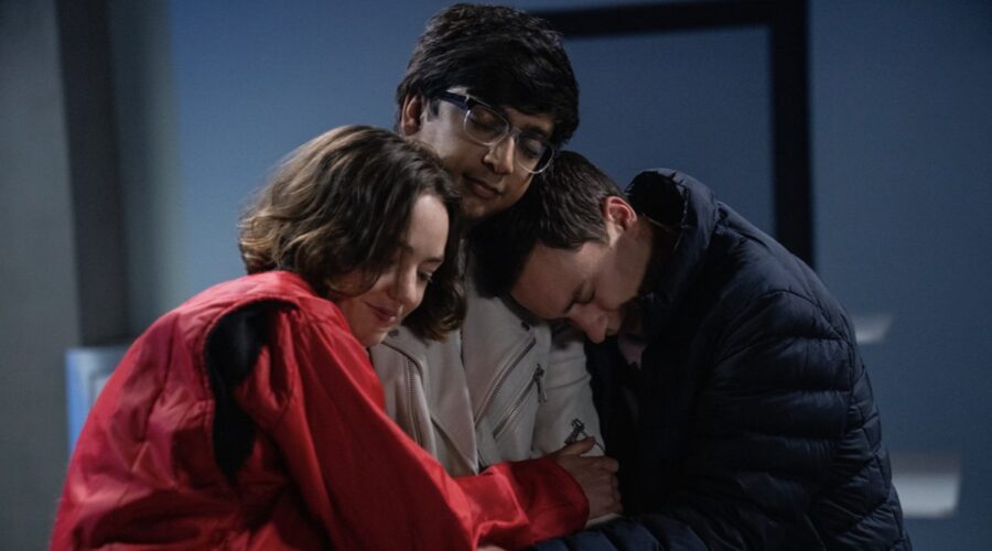 Da sinistra: Brigette Lundy-Paine (Casey Gardner), Nik Dodani (Zahid), e Keir Gilchrist (Sam Gardner). Credits: Greg Gayne/Netflix.