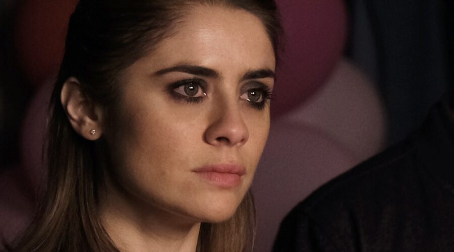 Greta Scarano interpreta Anna Santi nella fiction Chiamami ancora amore. Credits: Fabrizio de Blasio e Rai.