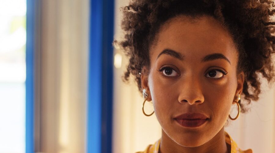 Summer (Coco Rebecca Edogamhe) in una scena della seconda stagione di “Summertime”. Credits: Netflix.