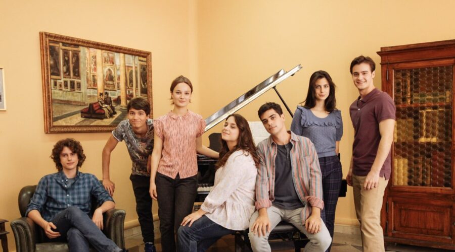 La compagnia del cigno 2. Da sinistra a destra: Ario Nikolaus Sgroi, Francesco Tozzi, Hildegard De Stefano, Chiara Pia Aurora, Emanuele Misuraca, Fotinì Peluso, Leonardo Mazzarotto. Credits: Sara Petraglia/Rai.