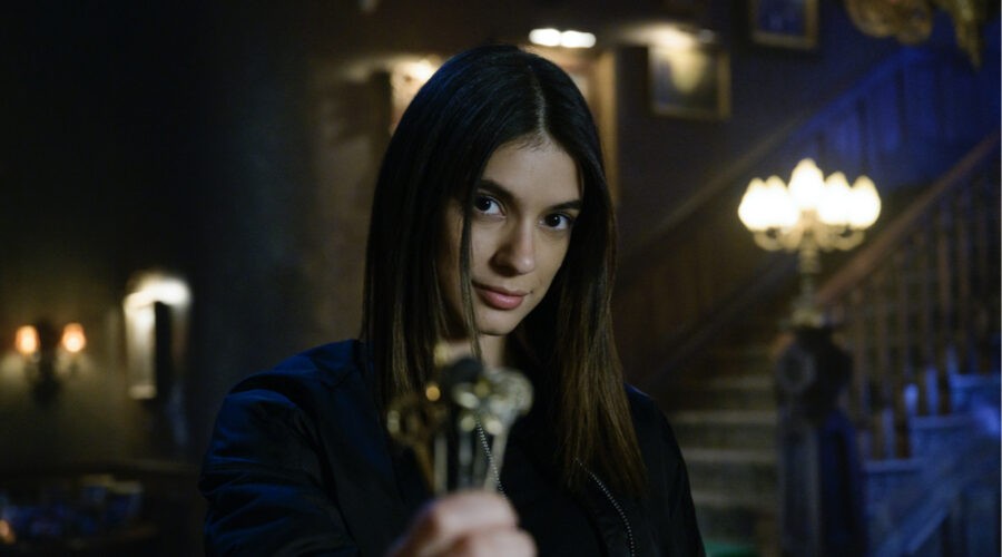 Laysla De Oliveira (Dodge) in una scena di “Locke and Key”. Credits: Christos Kalohoridis/Netflix.