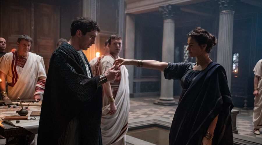 Alcuni componenti del cast in una scena della serie TV Domina. Credits: Sky/Antonello & Montesi.