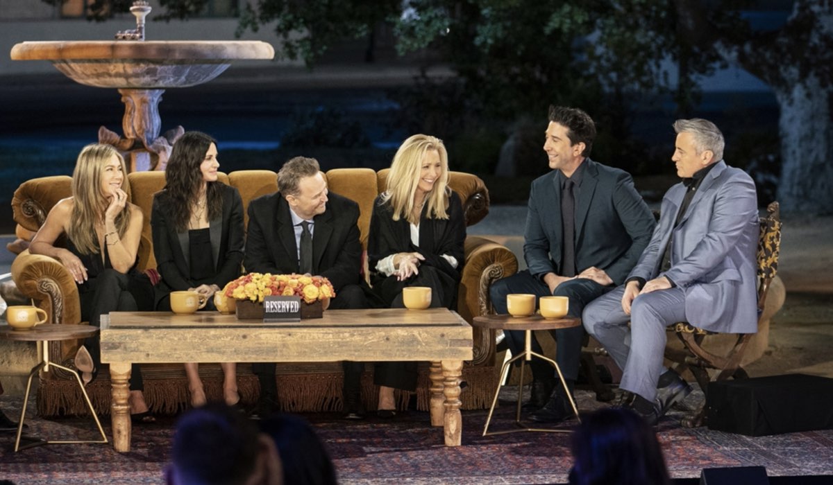 Da sinistra: Jennifer Aniston, Courteney Cox, Matthew Perry, Lisa Kudrow, David Schwimmer e Matt LeBlanc in “Friends: The Reunion”. Credits: Sky Italia.