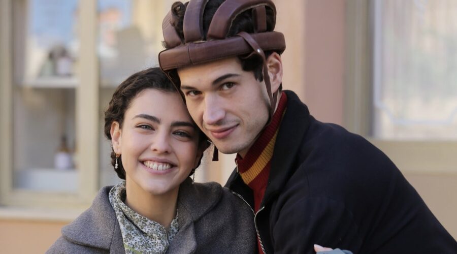 Il Paradiso Delle Signore 5, Chiara Russo e Giancarlo Commare, qui in un posato. Interpretano rispettivamente Maria Puglisi e Rocco Amato. Credits P. Bruni e Rai