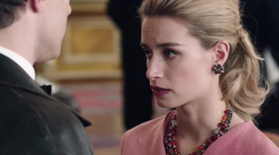 Il Paradiso Delle Signore 5 Puntata 143: Marcello e Ludovica interpretati da Pietro Masotti e Giulia Arena, qui al Circolo. Credits: Rai