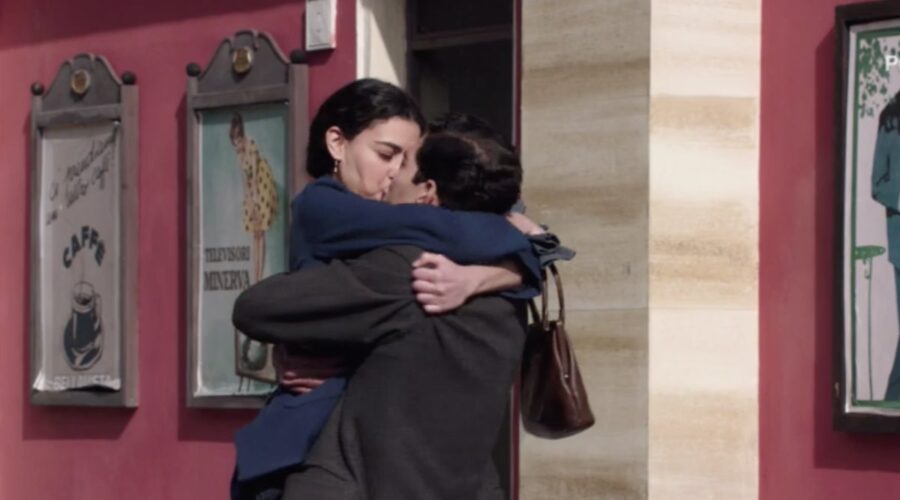 Il Paradiso Delle Signore 5, puntata 145: il bacio tra Maria Puglisi interpretata da Chiara Russo e Rocco Amato interpretato da Giancarlo Commare. Credits: Rai