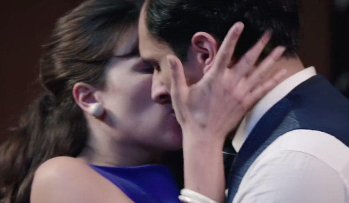 Il Paradiso Delle Signore 5 Puntata 145, il bacio tra Marta Guarnieri e Vittorio Conti interpretati da Gloria Radulescu e Alessandro Tersigni. Credits: Rai