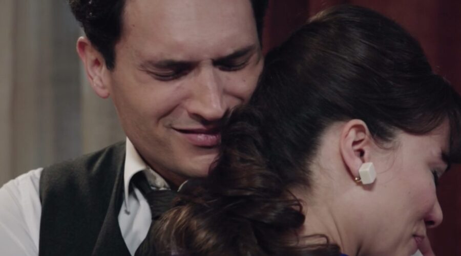 Il Paradiso Delle Signore 5, puntata 156 Vittorio Conti interpretato da Alessandro Tersigni abbraccia piangendo Marta Guarnieri interpretata da Gloria Radulescu. Credits: Rai