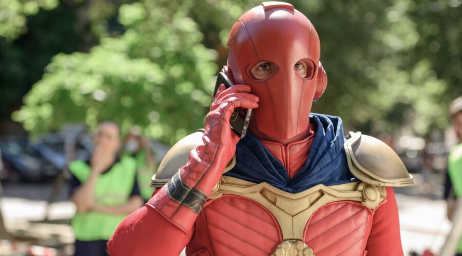 Javier (Quim Gutiérrez) in una scena della seconda stagione de “Il Vicino”. Credits: Netflix.