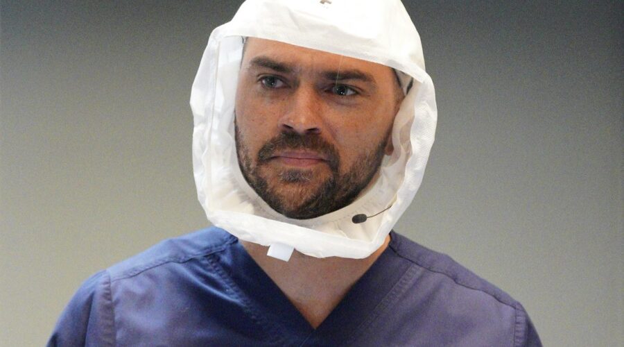 Jackson Avery (Jesse Williams) in una scena della stagione 17 di “Grey's Anatomy”. Credits: Fox.