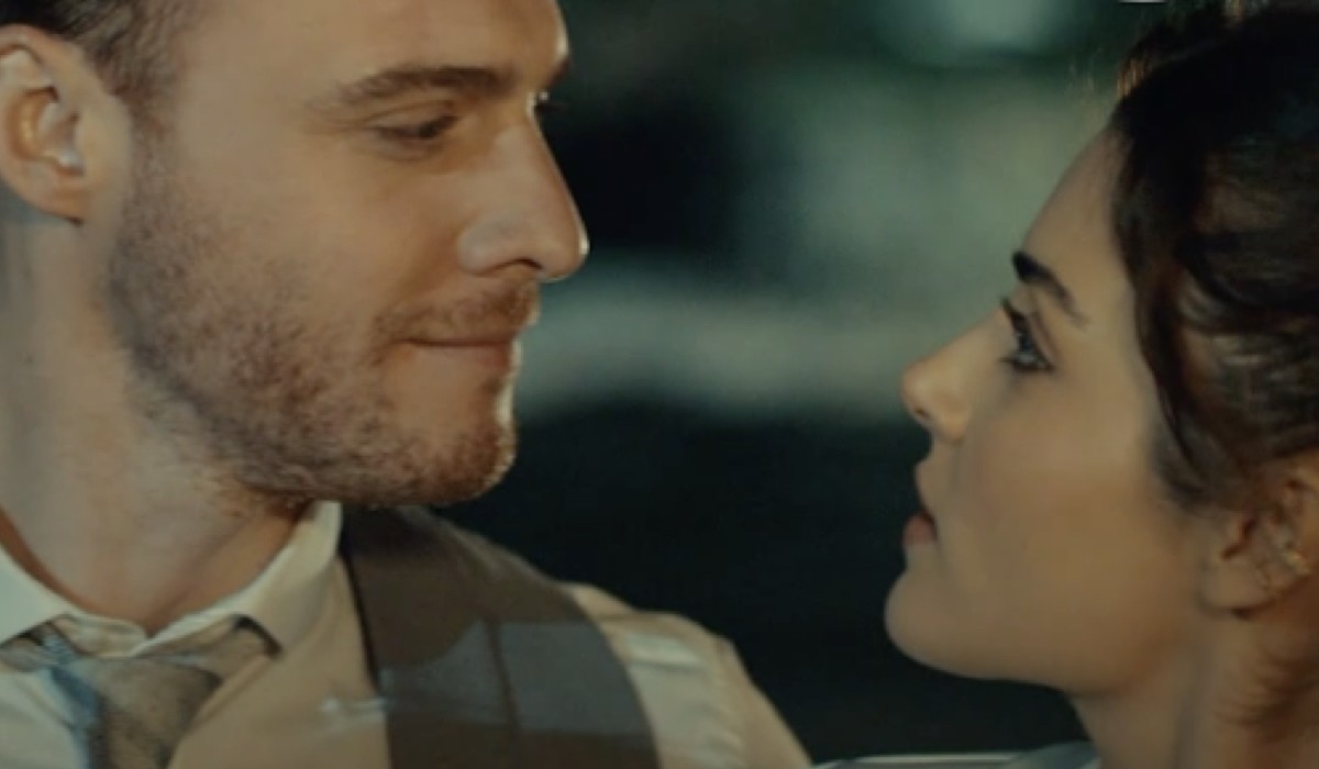 Kerem Bursin (Eda) e Hande Eccei (Serkan) Nel Promo della soap Love Is In The Air. Credits: Mediaset