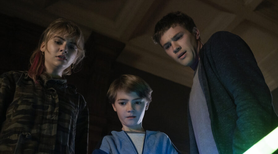 Da sinistra: Emilia Jones (Kinsey), Jackson Robert Scott (Bode) e Connor Jessup (Tyler). Credits: Christos Kalohoridis/Netflix.