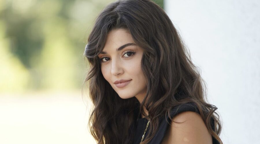 Love Is In The Air, Eda Yıldız interpretata da Hande Erçel, qui in un posato. Credits: Mediaset