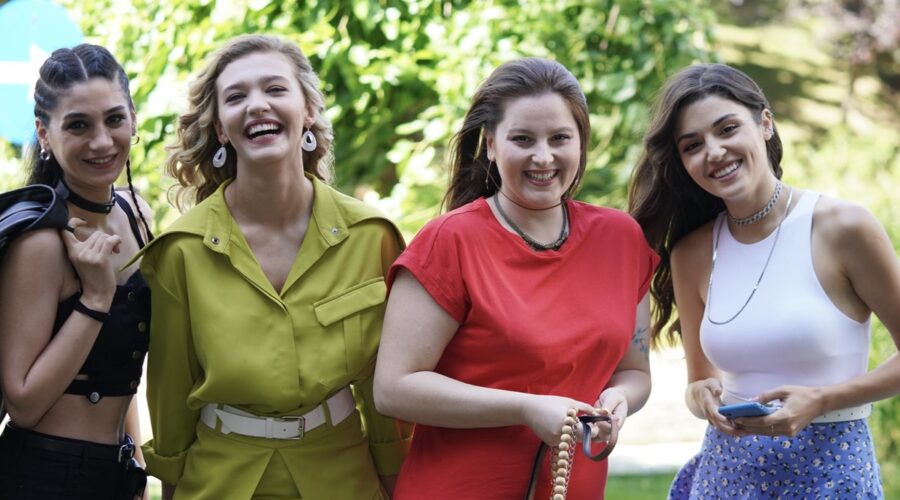 Love is in the Air, Hande Erçel, Sitare Akbaş, Melisa Döngel e Elçin Afacan. Credits: Mediaset