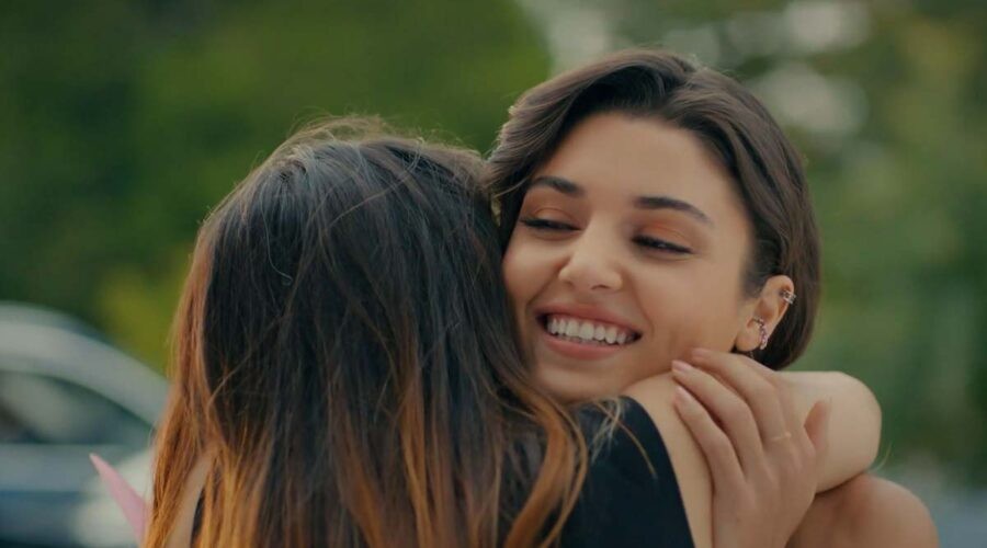 Eda Yıldız (Hande Erçel) nella serie televisiva Love Is In The Air. Credits: Mediaset.