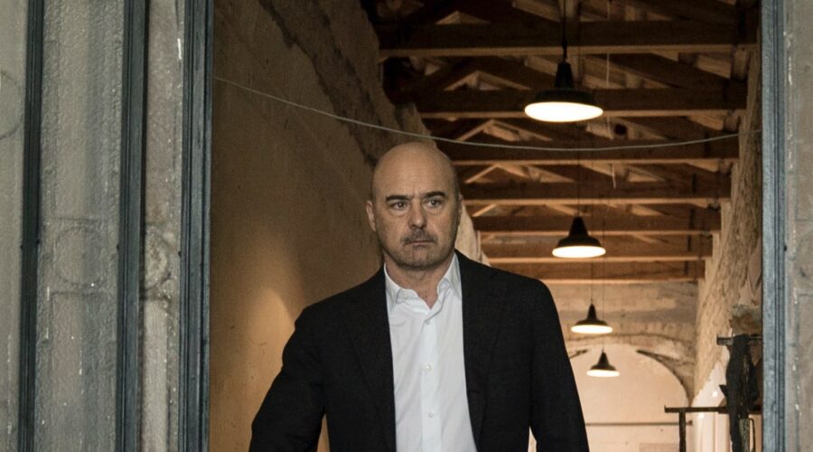 Luca Zingaretti interpreta Salvo Montalbano ne 