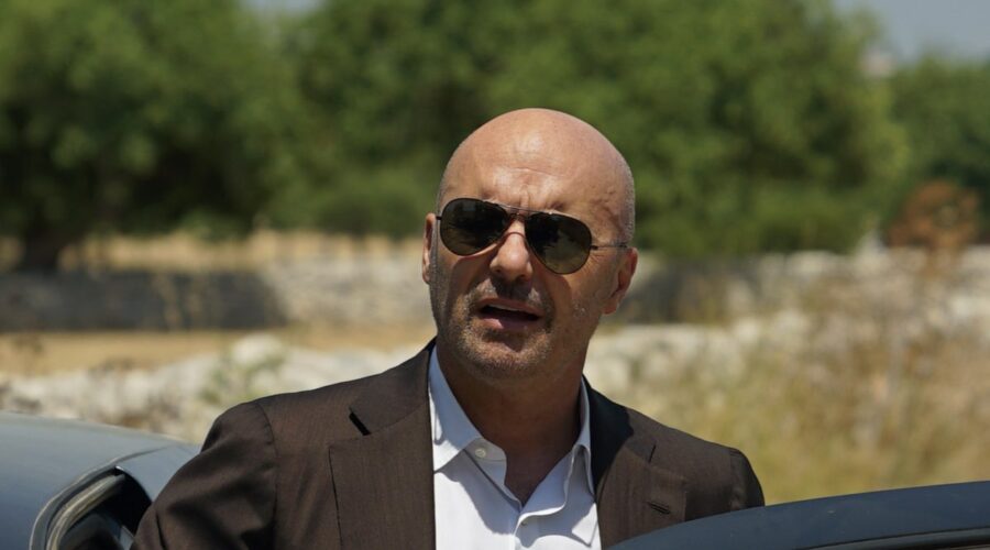 Luca Zingaretti interpreta Salvo Montalbano ne 