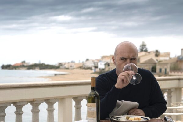 Luca Zingaretti interpreta Salvo Montalbano ne 