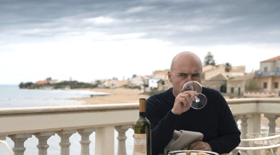 Luca Zingaretti interpreta Salvo Montalbano ne