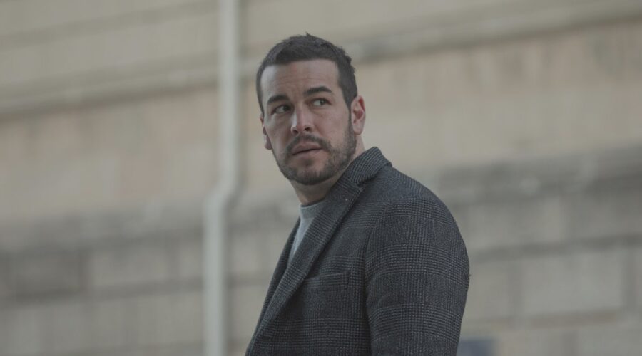 Mat (Mario Casas) in una scena di “Suburbia Killer”. Credits: Quim Vives/Netflix.