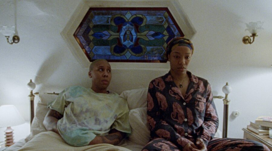 Da sinistra: Denise (Lena Waithe) e la sua partner Alicia (Naomi Ackie) in Master of None 3. Credits: Netflix.