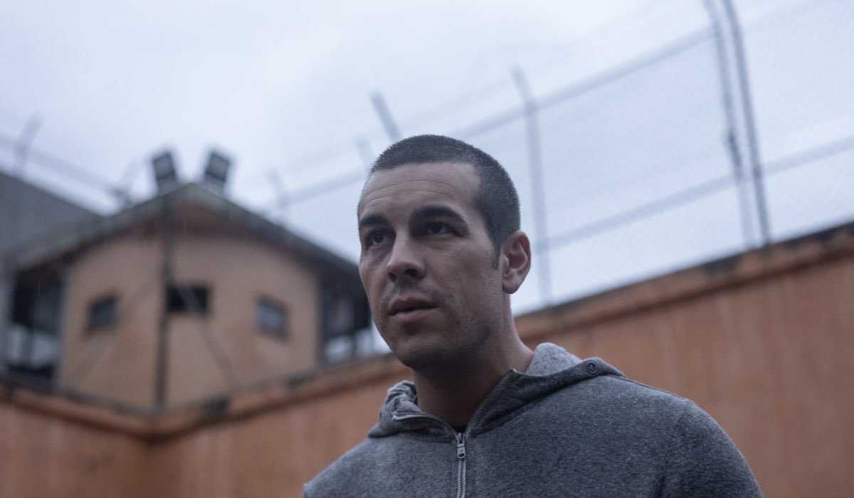 Un flashback di Mat (Mario Casas) in prigione in una scena di “Suburbia Killer”. Credits: Quim Vives/Netflix.