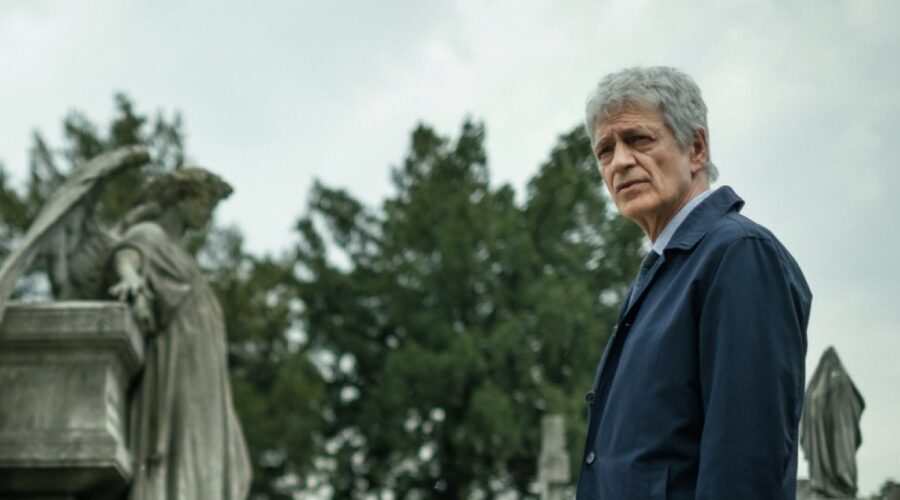 Fabrizio Bentivoglio interpreta Carlo Monterossi in “Monterossi”. Credits: Federico Vagliati/Palomar/Prime Video.