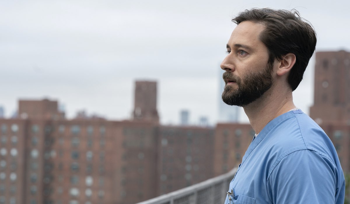 Ryan Eggold in a scene from “New Amsterdam 3”.  Credits: Mediaset.
