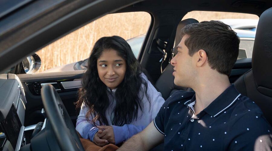 Maitreyi Ramakrishnan (Devi Vishwakumar) e Jaren Lewison (Ben Gross) nella serie televisiva Non ho mai... Credits: Netflix.