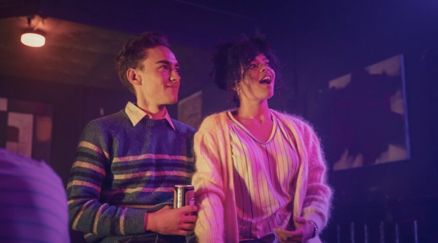 Da sinistra: Olly Alexander e Lydia West in “It's a Sin”. Credits: Starzplay.