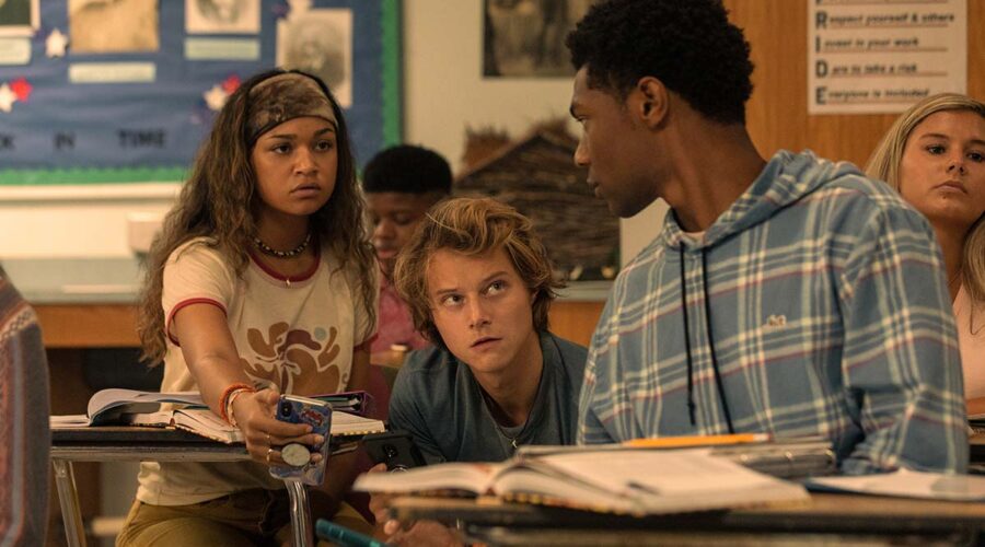 Una scena di Outer Banks con Madison Bailey (Kiara), Rudy Pankow (JJ) e Jonathan Daviss (Pope). Credits: Jackson Lee Davis/Netflix.