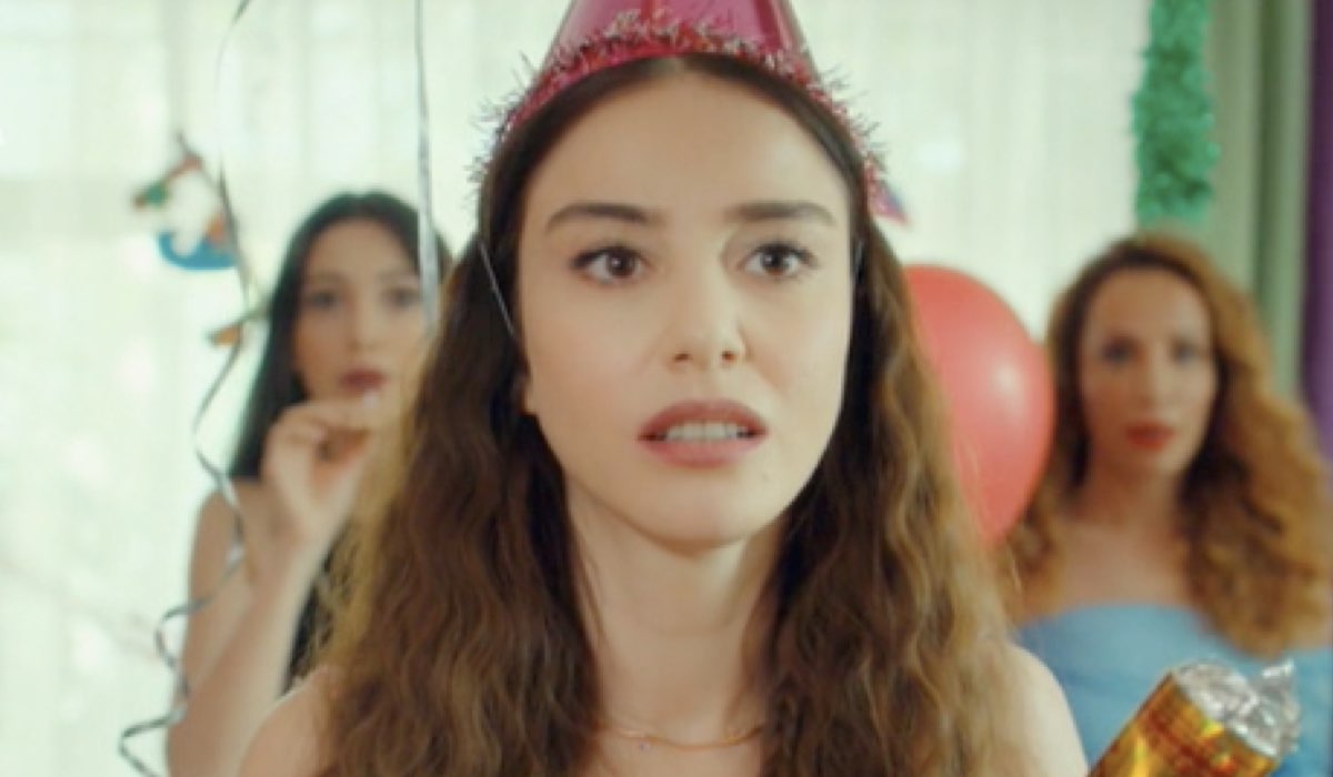 Ozge Gurel Interpreta Ezgi In Mr Wrong Credits: Mediaset