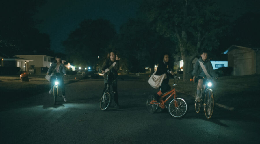 Da sinistra: Riley Lai Nelet nel ruolo di Erin Tieng, Sofia Rosinsky nel ruolo di Mac Coyle, Camryn Jones nel ruolo di Tiffany Quilkin, Fina Strazza nel ruolo di KJ Brandman in “Paper Girls”. Credits: Prime Video.