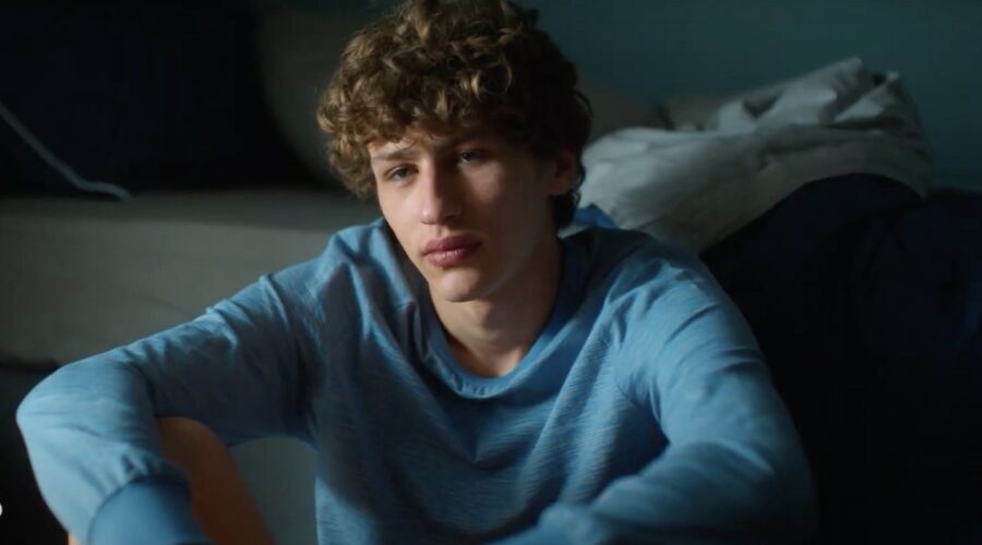 Mattia Carrano in una scena di “Prisma”. Credits: Prime Video/Cattura schermo.