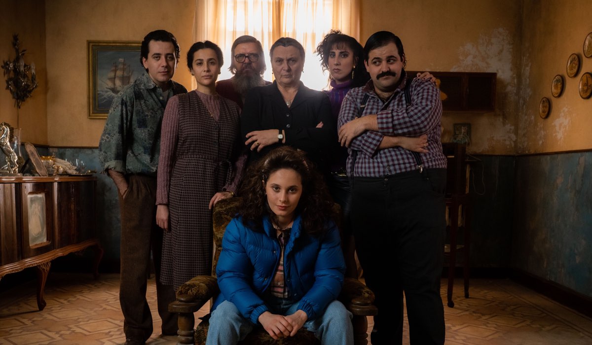 Simone Corbisiero, Katia Greco, Carmelo Giordano, Dora Romano, Elena Gigliotti, Vincenzo Leto e Arianna Becheroni in Bang Bang Baby. Credits: Andrea E Amazon Prime Video