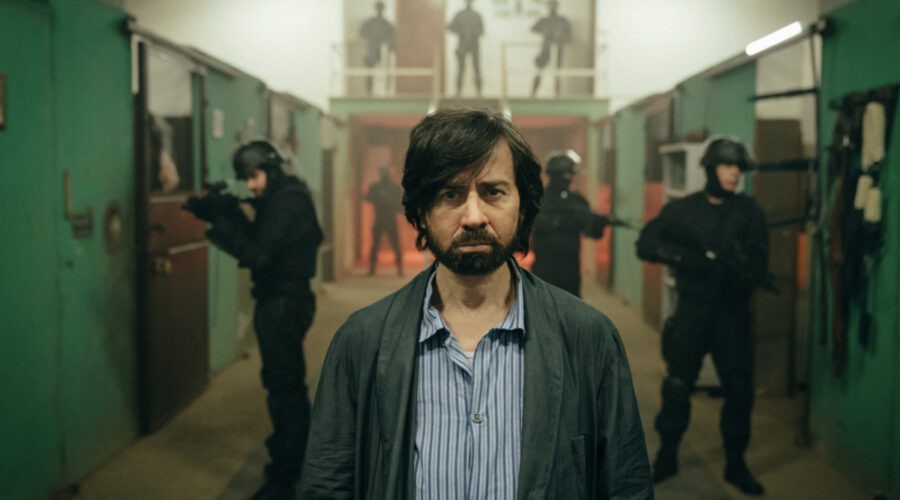 Luigi Lo Cascio in una scena di “The Bad Guy”. Credits: crediti: foto di Paolo Ciriello/Amazon.