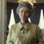Imelda Staunton in una foto di scena di “The Crown”. Credits: Alex Bailey/Netflix.