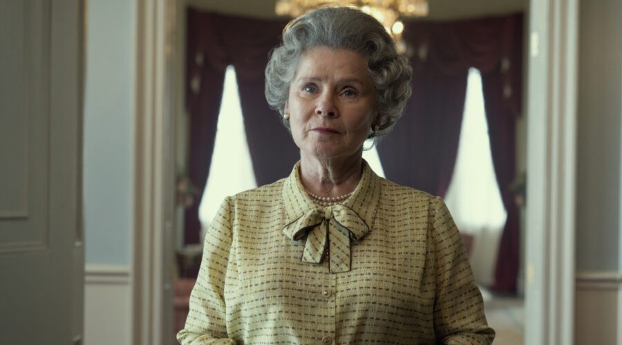 Imelda Staunton in una foto di scena di “The Crown”. Credits: Alex Bailey/Netflix.