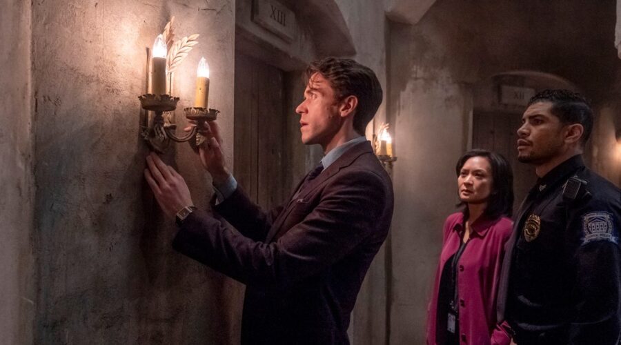 Da sinistra: Robert Langdon (Ashley Zukerman), Sato (Sumalee Montano) e Alfonso Nuñez (Rick Gonzalez) in una scena di “Dan Brown - Il Simbolo Perduto”. Credits: Sky Italia.