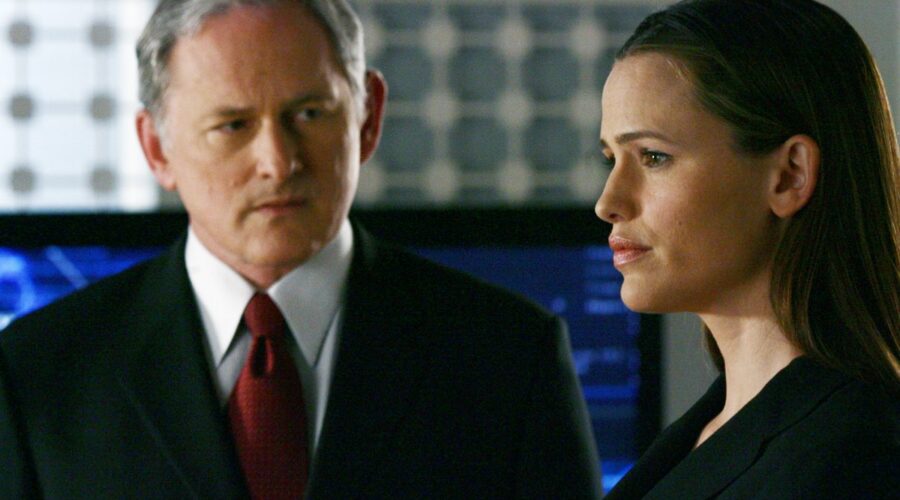 Victor Garber e Jennifer Garner In Alias Credits: Disney Plus