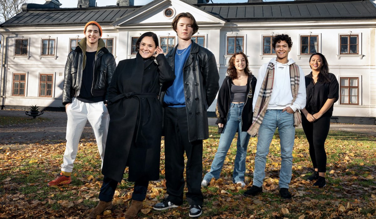 Al centro, Pernilla August e Edvin Ryding i protagonisti di “Young Royals”. Credits: Johan Paulin © Netflix.