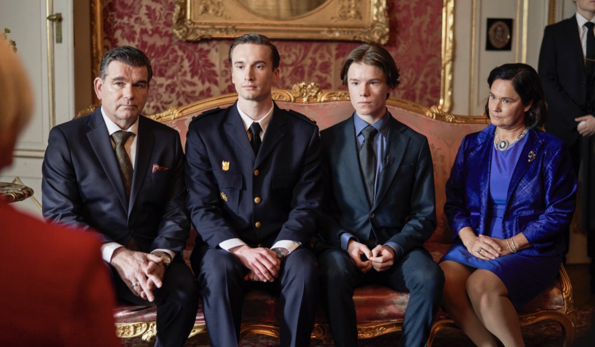 Edvin Ryding, il secondo a destra, è il principe Wilhelm in “Young Royals”. Credits: Johan Paulin/Netflix.