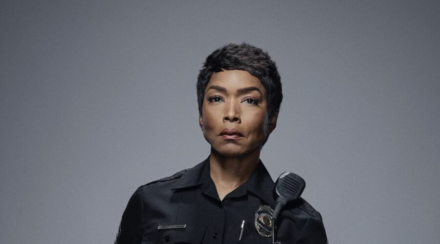 9-1-1: Angela Bassett interpreta Athena Grant, qui in un posato. Credits: Fox Italia