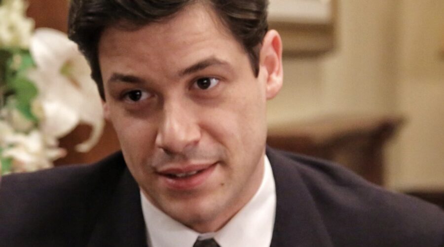 Alessandro Cosentini nei panni di Cosimo Bergamini, qui in una scena al Circolo ne Il Paradiso Delle Signore 4. Credits: P. Bruni e Rai