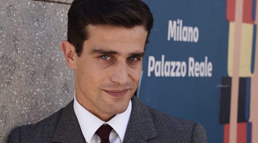 Alessandro Fella interpreta Federico Cattaneo ne Il Paradiso Delle Signore, qui in un posato per la stagione 4. Credits: Rai