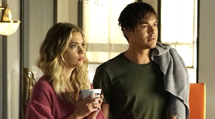 Ashley Benson E Tyler Blackburn In Pretty Little Liars 7x17. Credits: Foto Di Eric McCandless/©Freeform/Courtesy Everett Collection