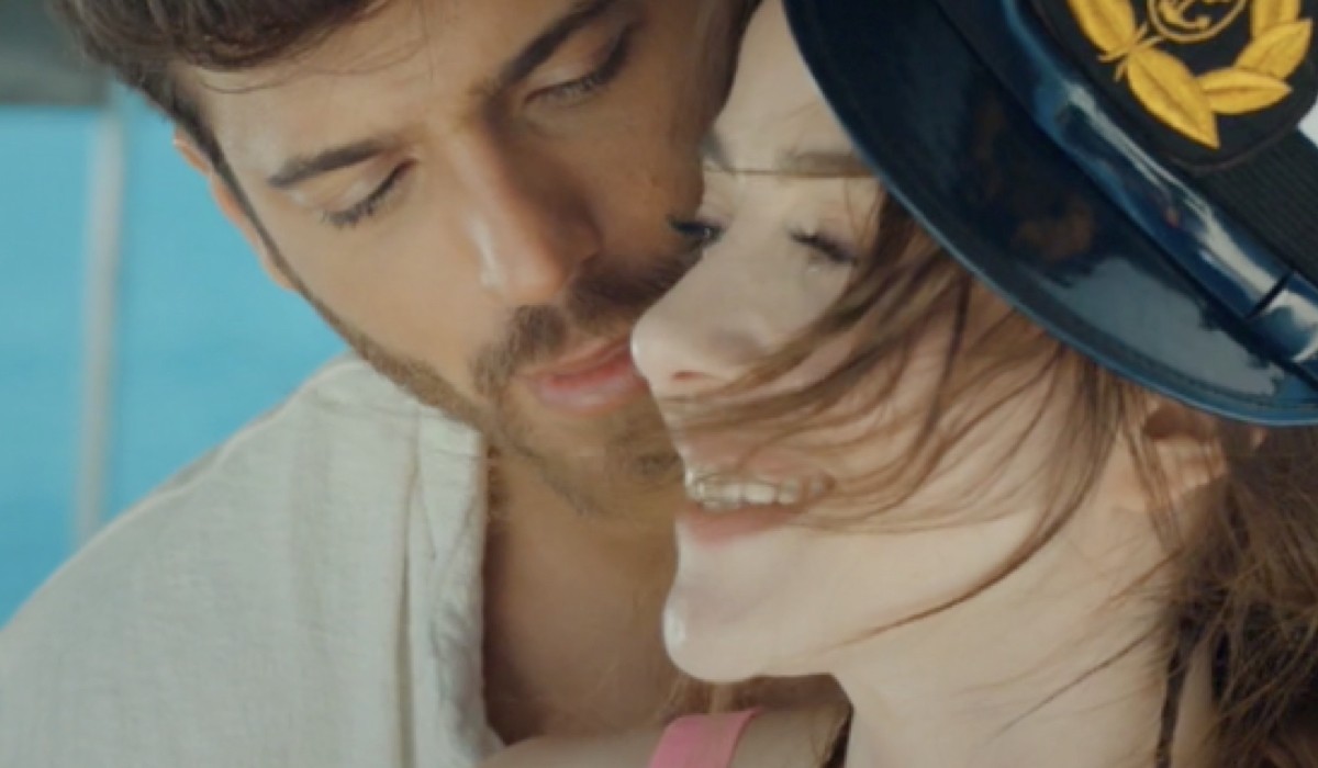 Can Yaman e Ozge Gurel Sulla Barca In Mr Wrong Credits: Mediaset